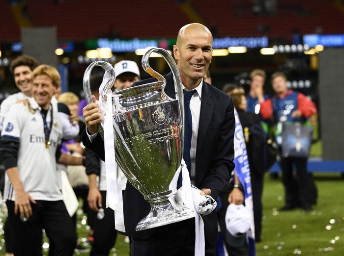 CARDIFF, WALES - JUNE 03: Zinedine Zidane, Manager of Real Madrid poses with the trophy after the UEFA Champions League Final between Juventus and Real Madrid at National Stadium of Wales on June 3, 2017 in Cardiff, Wales.  (Photo by David Ramos/Getty Images)