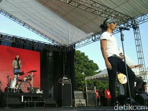Konser Slank di Aceh Batal, Bimbim Posting Akustikan Bareng Slanker Konser Slank di Aceh Batal, Bimbim Posting Akustikan Bareng Slanker