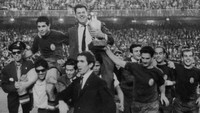 6-. Ada empat trofi yang diraih Jose Villalonga (2 La Liga, 2 Piala Champions) ketika melatih Real Madrid di kurun waktu Desember 1954-Juni 1957. (Villalonga di tahun 1964, ketika membawa timnas Spanyol menjuarai Piala Eropa, Foto: Central Press/Hulton Archive/Getty Images)