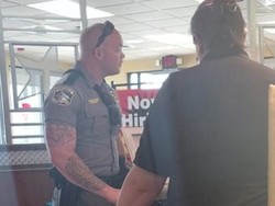 Dilaporkan karena Minta Makanan Sisa, Tunawisma Ini Justru Ditraktir Petugas