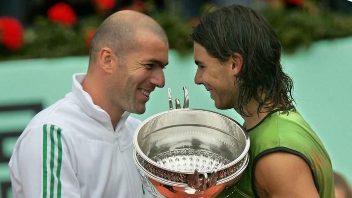 Zinedine Zidane saat menyerahkan trofi Prancis Terbuka 2005 ke Rafael Nadal (Foto: CHRISTOPHE SIMON/AFP) Zinedine Zidane saat menyerahkan trofi Prancis Terbuka 2005 ke Rafael Nadal (Foto: CHRISTOPHE SIMON/AFP)