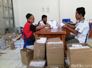 Ribuan Surat Suara Pilgub Jatim di Pasuruan Rusak Ribuan Surat Suara Pilgub Jatim di Pasuruan Rusak