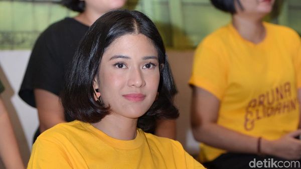 Pesona Dian Sastrowardoyo di Film Aruna dan Lidahnya