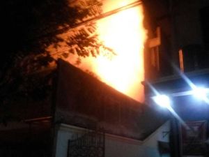 Korsleting Billboard, Sebuah Kafe di Surabaya Terbakar
