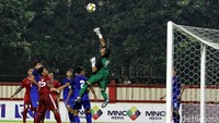 Kiper Thailand, Kwanchai Suklom, keluar dari sarangnya untuk menggagalkan serangan timnas Indonesia.
