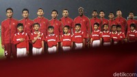 Timnas Indonesia U-23 menyanyikan lagu Indonesia Raya sebelum bertanding melawan Thailand.