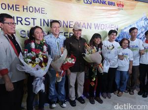 Penuh Haru, Menpora Sambut 2 Pendaki Wanita Indonesia yang Daki 7 Puncak Dunia