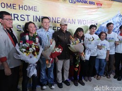 Penuh Haru, Menpora Sambut 2 Pendaki Wanita Indonesia yang Daki 7 Puncak Dunia