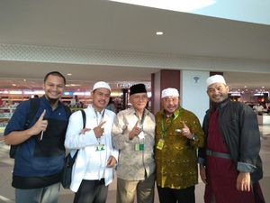 Salam 1 Jari Amien Rais-Ketum PA 212-Elite PKS Saat Berangkat Umrah