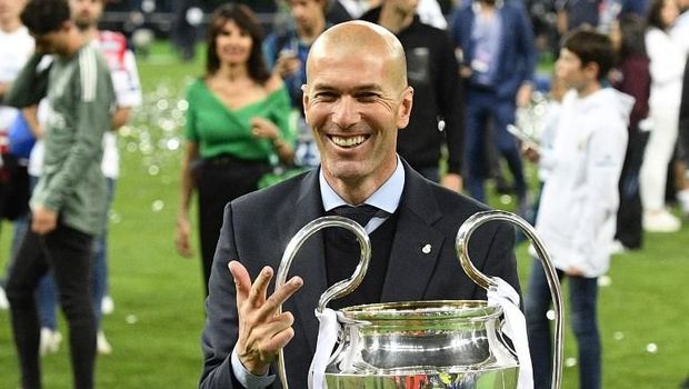 Real Madrid's French coach Zinedine Zidane poses with the trophy after winning  the UEFA Champions League final football match between Liverpool and Real Madrid at the Olympic Stadium in Kiev, Ukraine, on May 26, 2018. / AFP PHOTO / GENYA SAVILOV