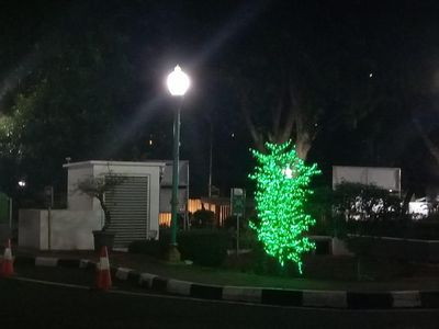 Foto: Gemerlap Pohon Imitasi Hiasi Balai Kota DKI
