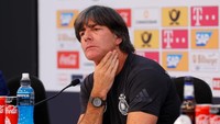 Pelatih dengan gaji terbesar di Piala Dunia 2018 adalah Joachim Loew. Pria yang sukses mengantarkan Jerman juara di 2014 lalu menerima 3,85 juta euro atau sekitar Rp 63,2 miliar per tahunnya. (Foto: Leonhard Foeger/Reuters)