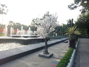 Dicabut dari Trotoar, Kini Pohon Imitasi Dipasang di Balai Kota