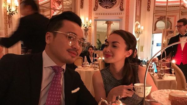 Makin Cantik, Ini Gaya Rianti Cartwright saat Ngopi dan Ngeteh Bareng Suami