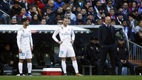 23 Desember 2017. Karier Zidane melatih Madrid tak cuma diisi trofi karena ada pula momen-momen tak enak. Salah satunya ketika Madrid tunduk 0-3 saat menjamu Barcelona. Hasil itu membuat sejumlah pihak langsung mencoret peluang juara liga El Real. (Foto: OSCAR DEL POZO/AFP)