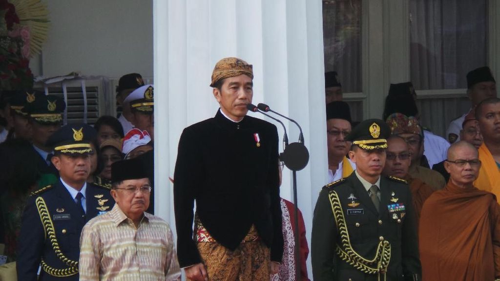 Gaya Jokowi Berbaju Adat Jawa Pimpin Upacara Hari Lahir Pancasila