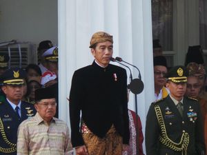 Gaya Jokowi Berbaju Adat Jawa Pimpin Upacara Hari Lahir Pancasila Gaya Jokowi Berbaju Adat Jawa Pimpin Upacara Hari Lahir Pancasila