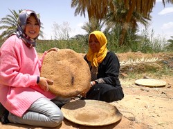 Harumnya Aroma Roti Khas Aljazair, Dipanggang Pakai Pasir