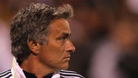 8-. Jose Mourinho mengantar Real Madrid meraih tiga trofi (1 La Liga, 1 Copa del Rey, 1 Piala Super Spanyol) pada periode Mei 2010-Juni 2013. (Foto: Jed Jacobsohn/Getty Images)