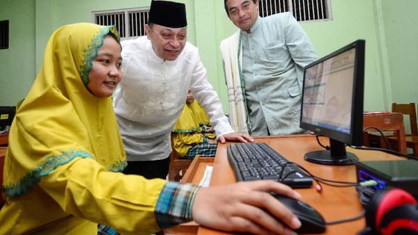 BTN Serahkan Bantuan 40 Komputer