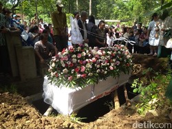 Diiringi Doa, Jenazah Pelajar SMP Gantung Diri di Blitar Dimakamkan