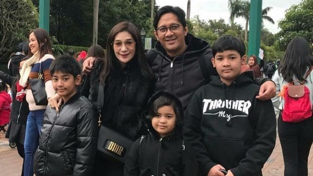 Andre Taulany bersama istri dan ketiga anaknya