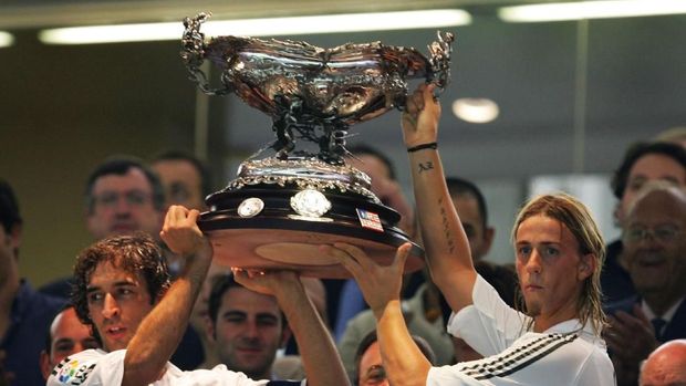 MADRID, SPAIN - AUGUST 23: Real Madrid`s captain Raul Gonzalez (L) and Jose Maria Gutierrez Hernandez hold up the Santiago Bernabeu cup after beating a U.S. Major League Soccer all-star selection at the Bernabeu on August 23, 2005 in Madrid, Spain.  (Photo by Denis Doyle/Getty Images)