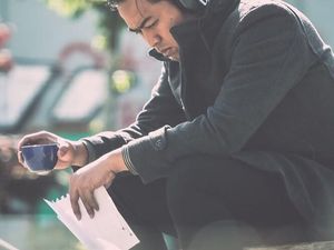 Doyan Ngopi, Ini Pose Pandji Pragiwaksono Saat Ngemil dan Ngopi