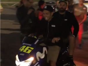 Bonceng Sohibnya, Rossi Naik Nmax di Luar Sirkuit