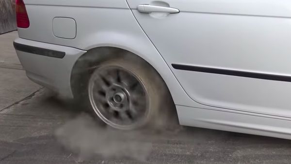 Gokil! Ini Bentuk Ban dari Karet Gelang saat Digunakan di Jalanan