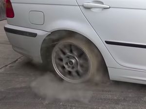 Gokil! Ini Bentuk Ban dari Karet Gelang saat Digunakan di Jalanan