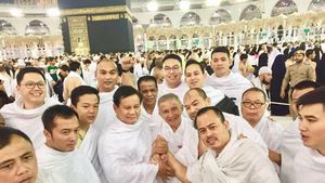 Foto: Salam Komando Prabowo-Amien Rais di Depan Kakbah