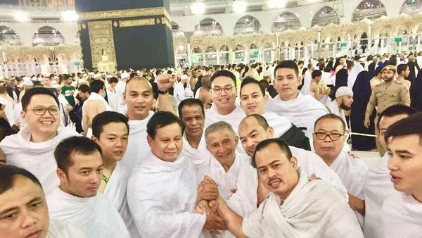 Foto: Salam Komando Prabowo-Amien Rais di Depan Kakbah