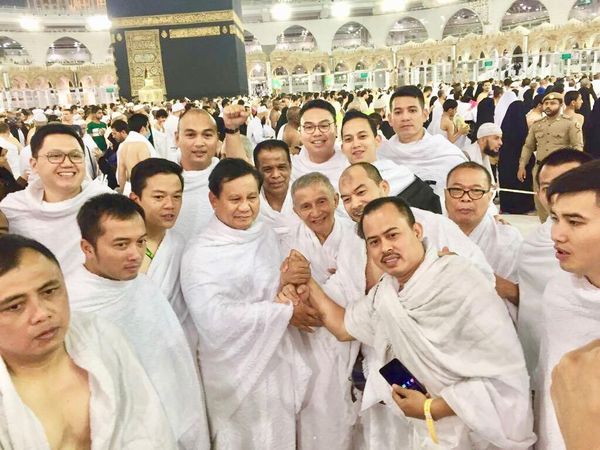 Foto: Salam Komando Prabowo-Amien Rais di Depan Kakbah