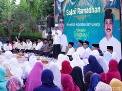 Safari Ramadan, Anas Pantau Pelayanan Desa di Malam Hari