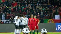 Mo Salah sempat membawa Mesir unggul lewat gol cantiknya sebelum dua gol Ronaldo di pengujung laga membuat Portugal menang 2-1. (Robert Hradil/Getty Images)