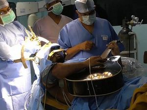 Idap Guitar Dystonia, Musisi Ini Jalani Bedah Otak Sambil Main Gitar Idap Guitar Dystonia, Musisi Ini Jalani Bedah Otak Sambil Main Gitar