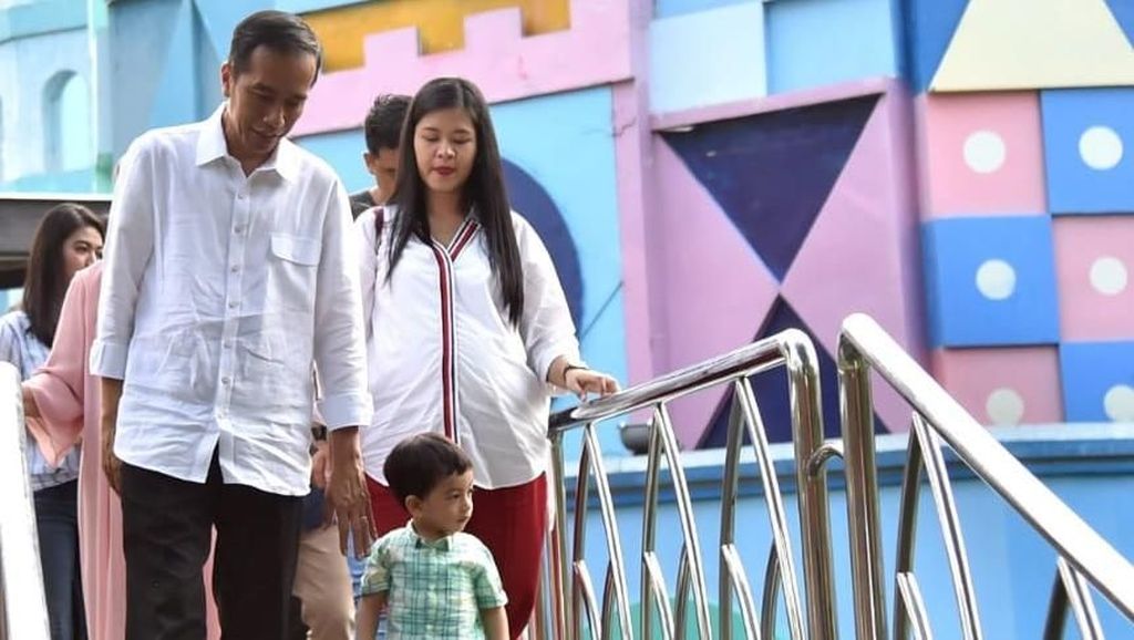 Saat Jokowi Ngabuburit Ajak Cucu Main ke Dufan