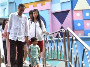 Saat Jokowi Ngabuburit Ajak Cucu Main ke Dufan