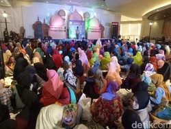 Gembiranya 700 Duafa Dapat Mukena Lebaran