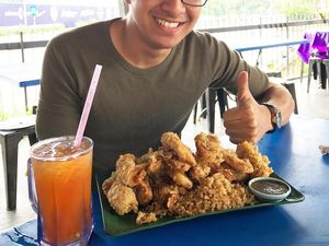 Tampannya Politikus Muda Malaysia, Syed Saddiq Saat Berpose dengan Makanan Tampannya Politikus Muda Malaysia, Syed Saddiq Saat Berpose dengan Makanan