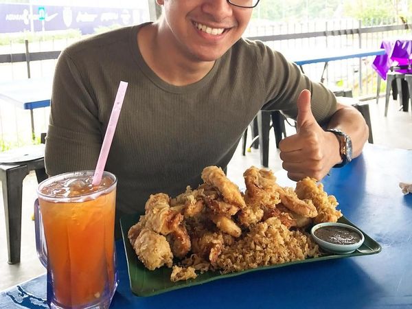 Tampannya Politikus Muda Malaysia, Syed Saddiq Saat Berpose dengan Makanan