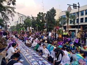 Bukber dan Silaturahmi, Warga Lesehan di Jalan Asia Afrika Bukber dan Silaturahmi, Warga Lesehan di Jalan Asia Afrika