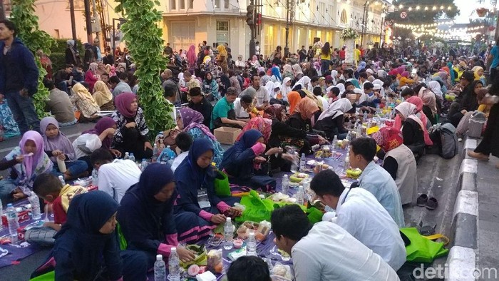 Momen berbuka puasa jangan jadi momen kau bertambah gemuk. Foto: Tri Ispranoto Momen berbuka puasa jangan jadi momen kau bertambah gemuk. Foto: Tri Ispranoto