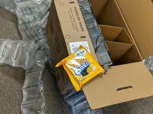 Kocak! Amazon Kirim Satu Bungkus Oreo dengan Kardus Besar