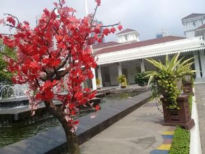 Foto: Warna-warni Pohon Imitasi Percantik Balai Kota dan DPRD DKI Foto: Warna-warni Pohon Imitasi Percantik Balai Kota dan DPRD DKI