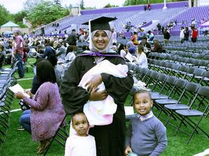Salut! Wanita Ini Bisa Hadiri Wisuda Sehari Setelah Melahirkan