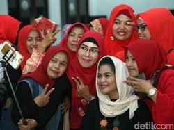 Ke Banyuwangi, Puti Dapat Dukungan Pekerja Pabrik Hingga Ibu-ibu