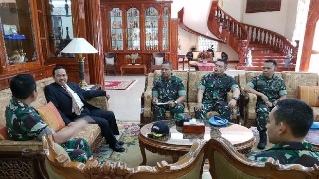 Diubes RI untuk Kamboja Sudirman Haseng menerima Delegasi Paspampres RI