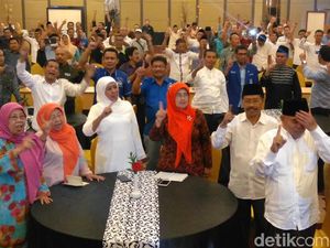 Buka Puasa, Khofifah Minta Tim Relawan dan Pemengan Tetap Solid